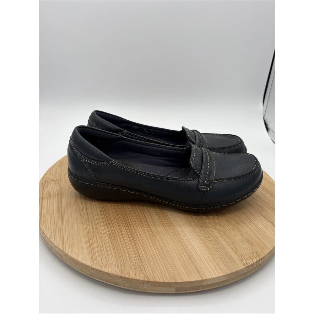 Clarks Navy Women’s Flat Slip on Leather Loafers Size 7.5M comfort